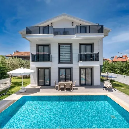 Modern Chic 4-bedroom With Private Pool And Garden In Hisaronu *