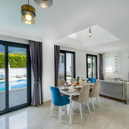 Modern Chic 4-bedroom With Private Pool And Garden In Hisaronu Villa *